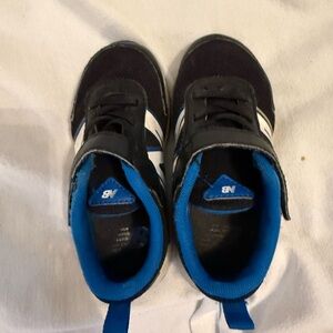New Balance Kids Black and Blue Sneakers SZ 8.5W EUC
